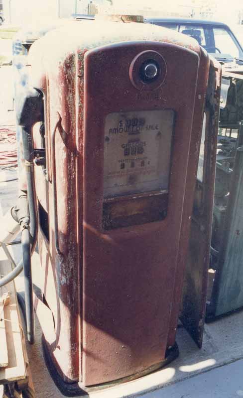 Bennett Gas Pump - Before